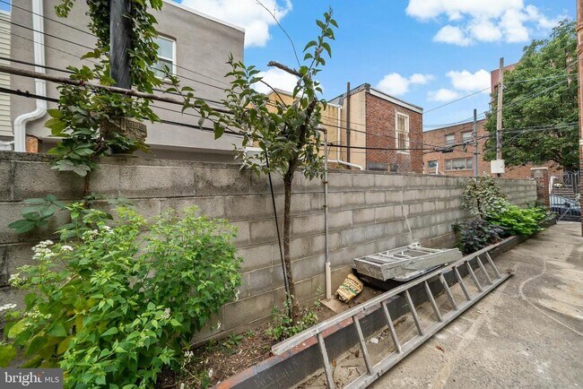 Building Photo - 1122 McClellan St