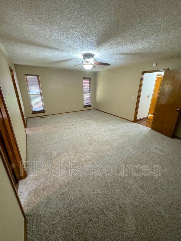 Building Photo - 12000 Hollyrock Dr