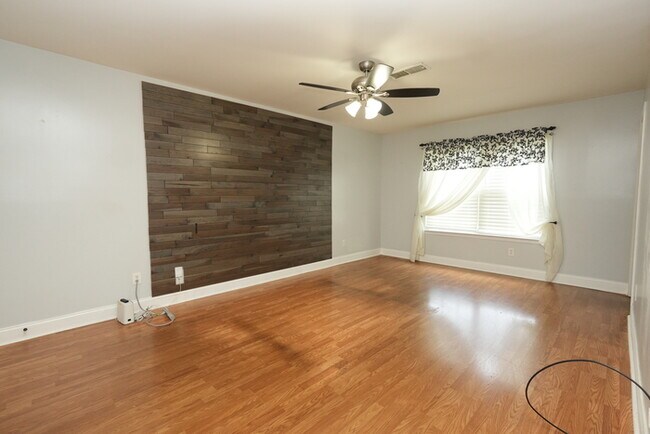 Building Photo - Spacious 4-bedroom, 2.5-bath home with a p...