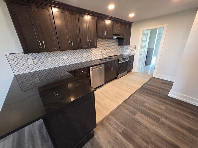 Building Photo - Newly Renovated 1 Bedroom Apartment - Poug...