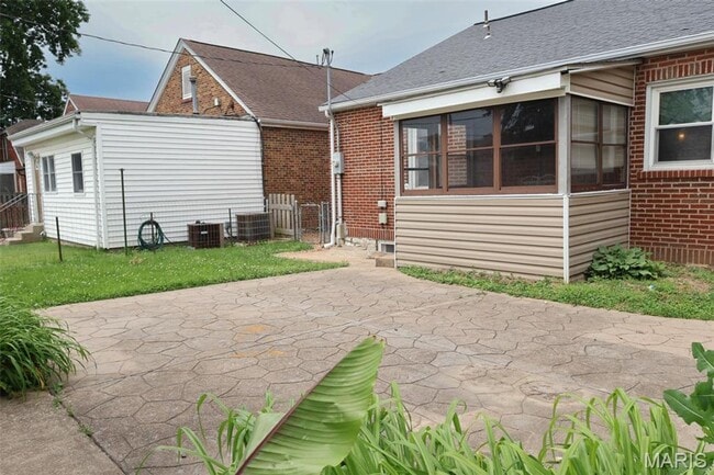 Building Photo - South City Bungalow on cul-de-sac of Charming Homes