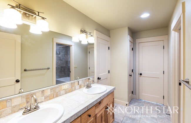 Building Photo - Gorgeous, Gated and Lake Front in Oregon City