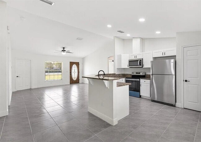 Building Photo - 8961 SE Hwy 42