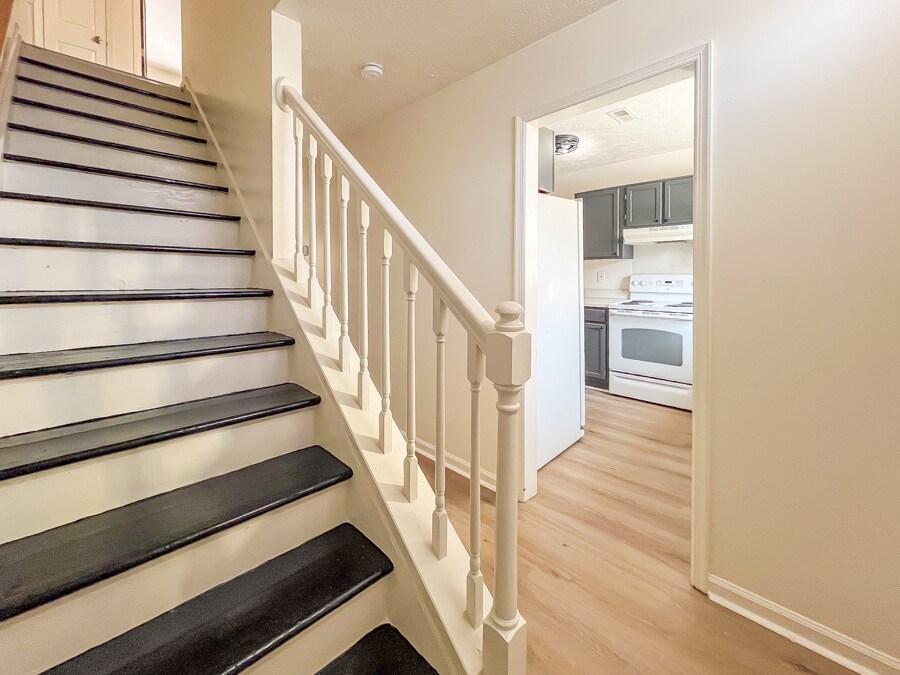 Building Photo - 22 Fox Hill Dr