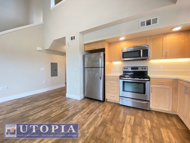 Building Photo - Beautiful, top floor apartment located in ...