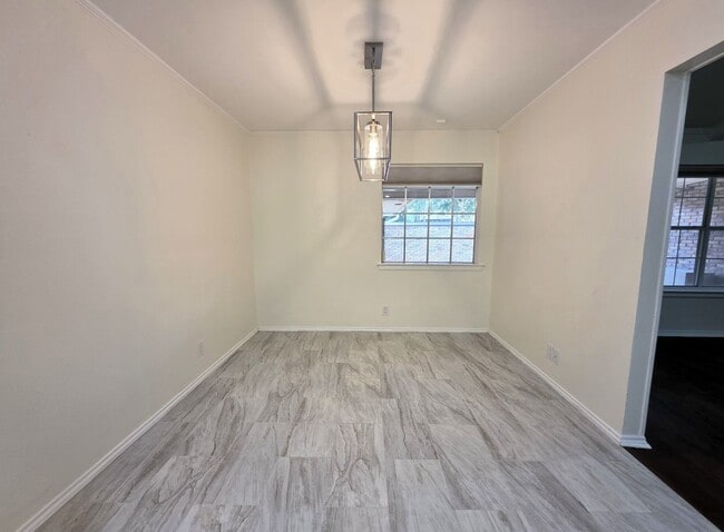 Building Photo - Large Duplex Unit just down the Street fro...