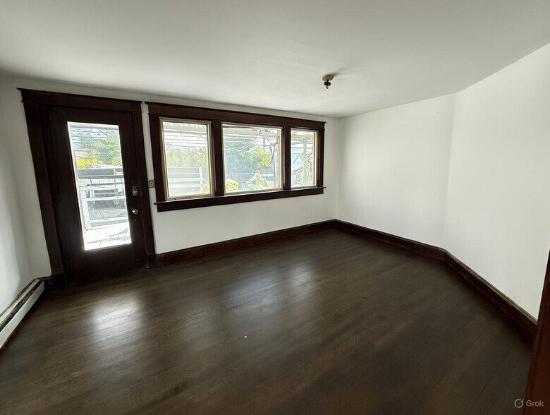 Living Room, front entrance - 21 Union Tpke