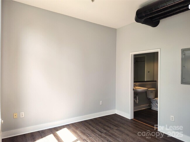 Building Photo - 514 W 10th St