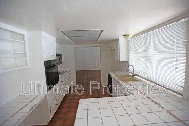 Building Photo - 8702 E Sells Dr