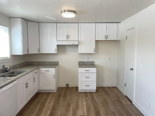 Building Photo - Spacious 3-bedroom 1.5 Bath Twin-Home with a Fenced Backyard