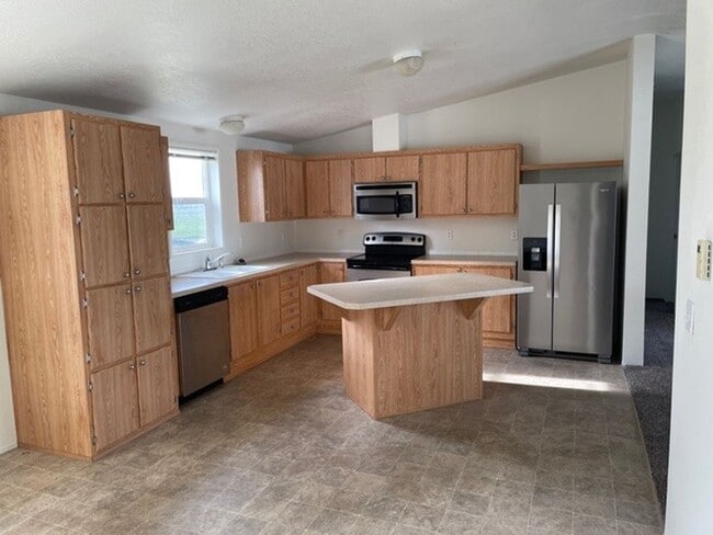 Building Photo - *Summer Special* $400 Off First Month's Rent. Country Living in Junction City
