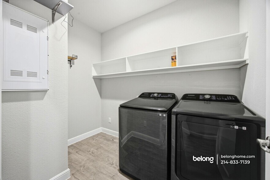 Building Photo - 1832 Chamaeleon Dr