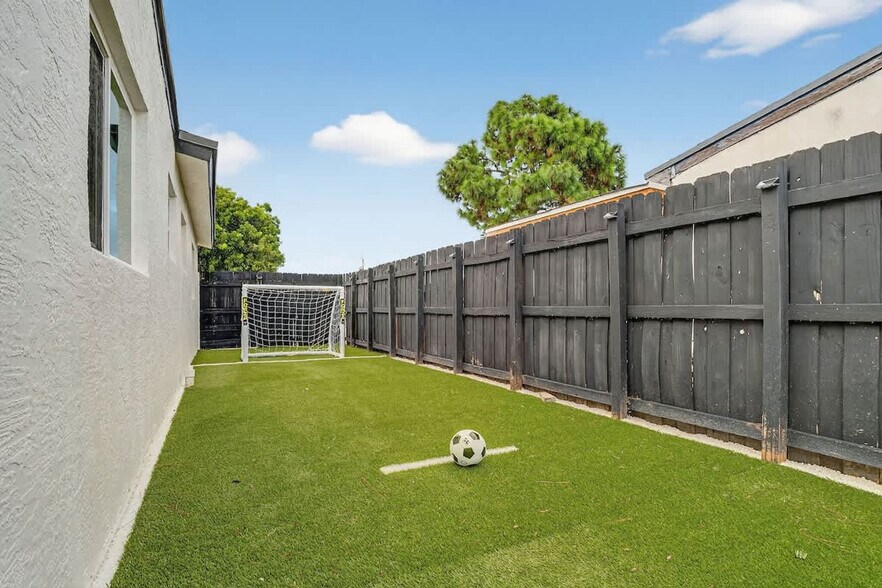 Building Photo - 6660 Custer St