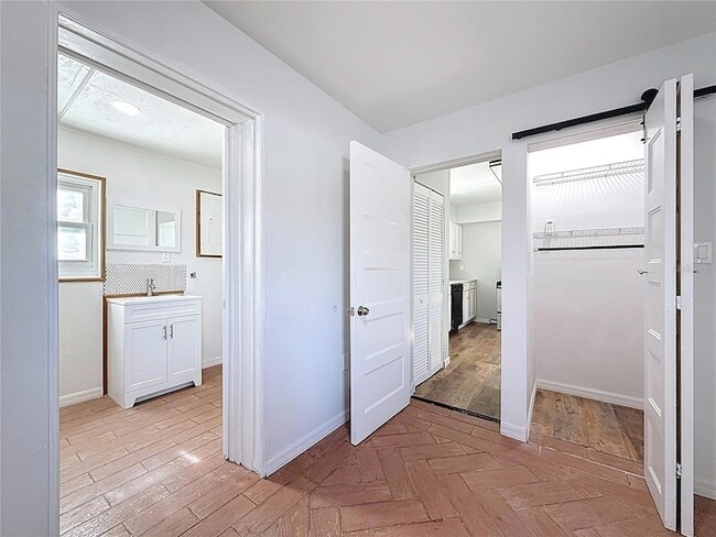 Building Photo - 5810 Tangerine Ave S