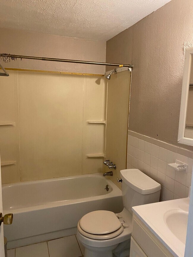 Building Photo - 320 Main St