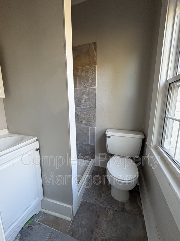 Building Photo - 768 80th Pl S