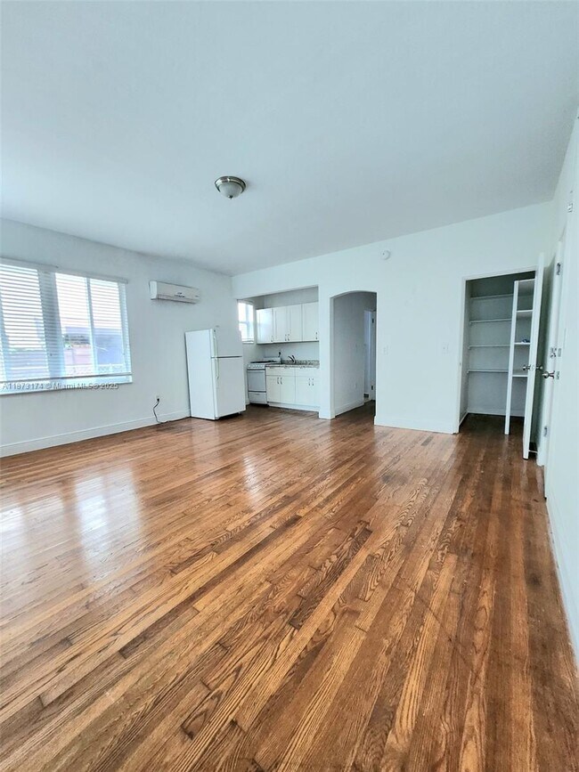 Building Photo - 7936 Harding Ave