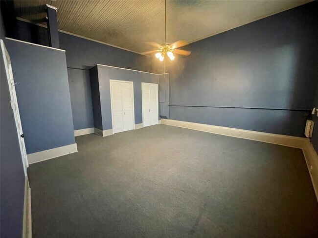 Building Photo - 105 W Hickory St