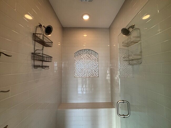 Building Photo - Modern 4BR 3.5 BA w/ Covered Lanai + Community Pool + Dedicated Office in Olathe