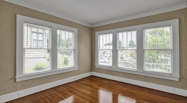 Building Photo - 854 5th St W