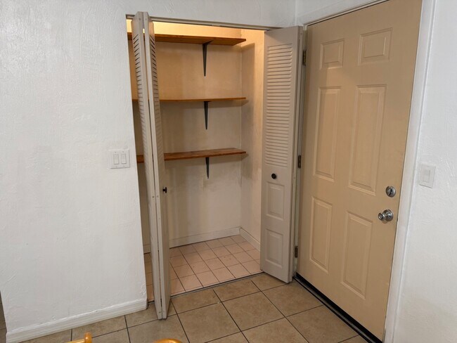 Building Photo - 1585 Sunset Ln