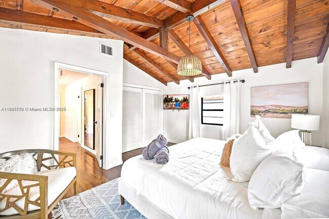 Building Photo - 991 NE 82nd St