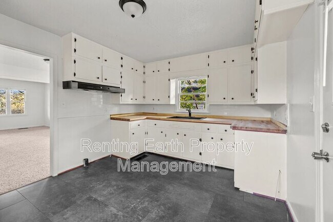 Building Photo - 932 5 Mile Rd