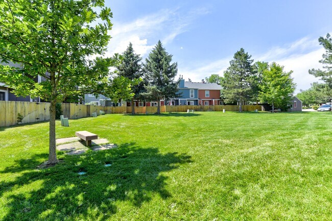 Building Photo - Beautiful 2 bed 2 bath townhome with carport in desirable Hearthwood Neighborhood With Pool!!