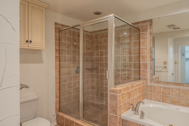 Building Photo - Amazing Townhome