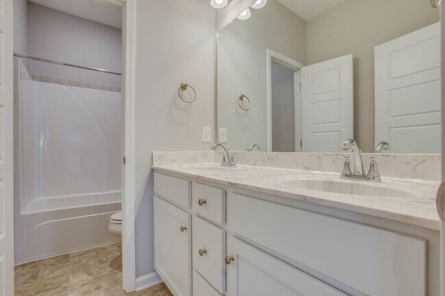 Building Photo - ***  COMING SOON!   ***  Stylish and comfo...