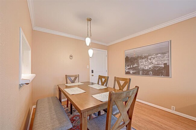 Building Photo - 2101 Fountain View Dr