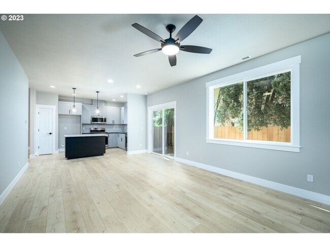 Building Photo - Beautiful Pet Friendly 3 Bedroom, 2.5 Bath House in Newberg