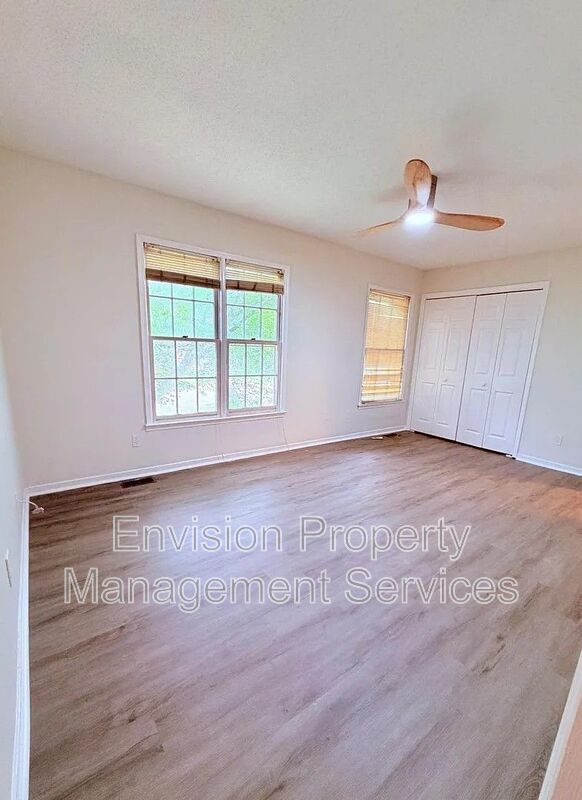 Building Photo - 702 Redland Dr
