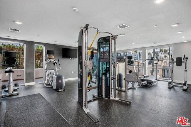 Building Photo - 453 S Kenmore Ave