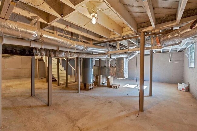 Building Photo - 2142 Cloverdale Dr SE