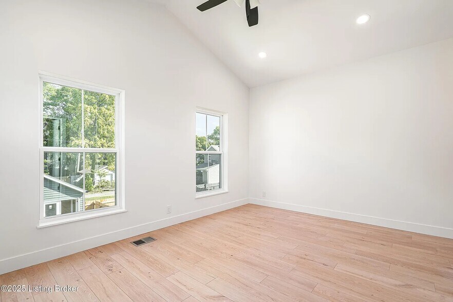 Building Photo - 935 E Madison St