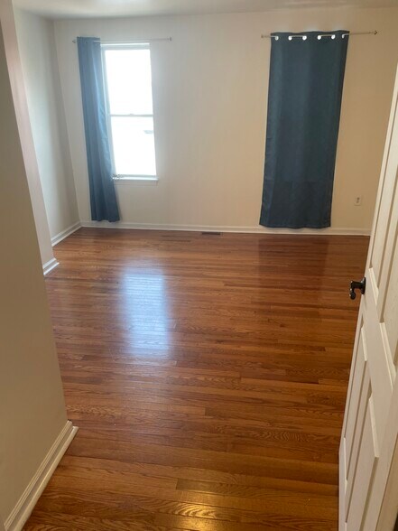 Main Bedroom - 604 Gerritt St