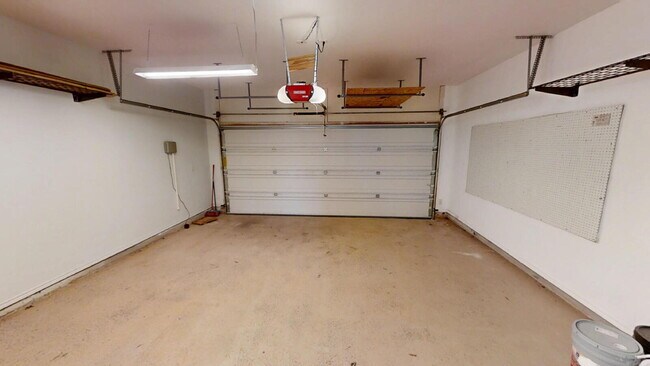 Building Photo - "Spacious 5-Bedroom Oasis with Pool on Gri...