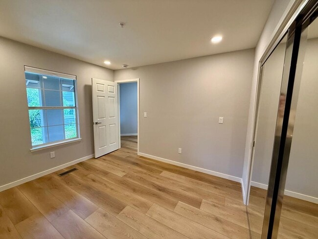 Building Photo - REMODELED FOUR BEDROOM / THREE BATH TOWNHOUSE IN COURTYARD AT PATRIDGE KNOLLS