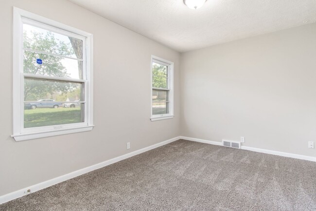Building Photo - Spacious and Updated 4-Bedroom Home Near Field Club!