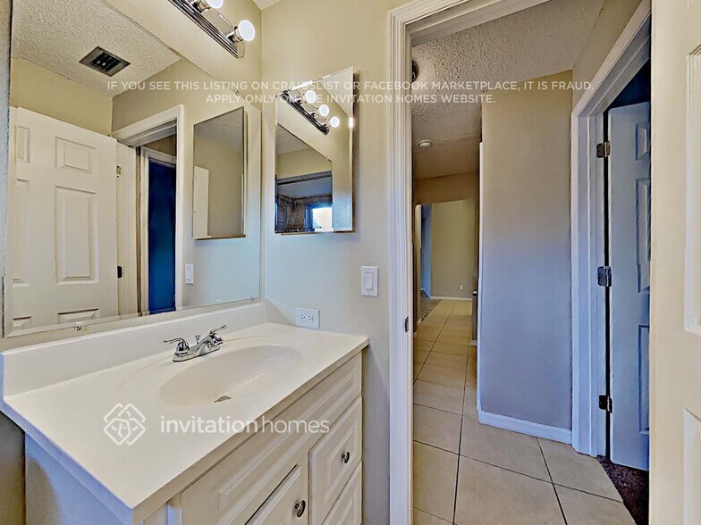 Building Photo - 3100 Blue Heron St