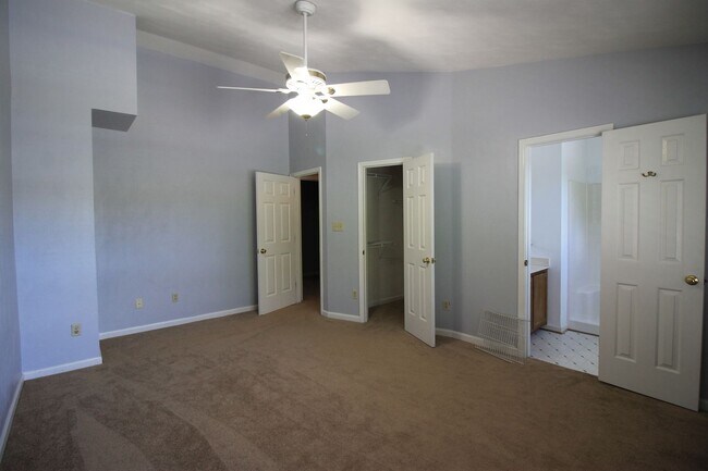 Building Photo - 2 Bedroom 2 Bath Townhome