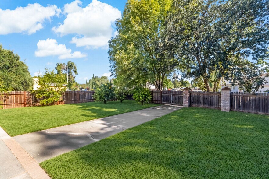Building Photo - 490 N 5th St