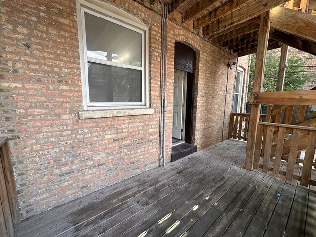 Building Photo - 4-BEDROOM DEPAUL UNIVERSITY APARTMENT – FIRST FLOOR