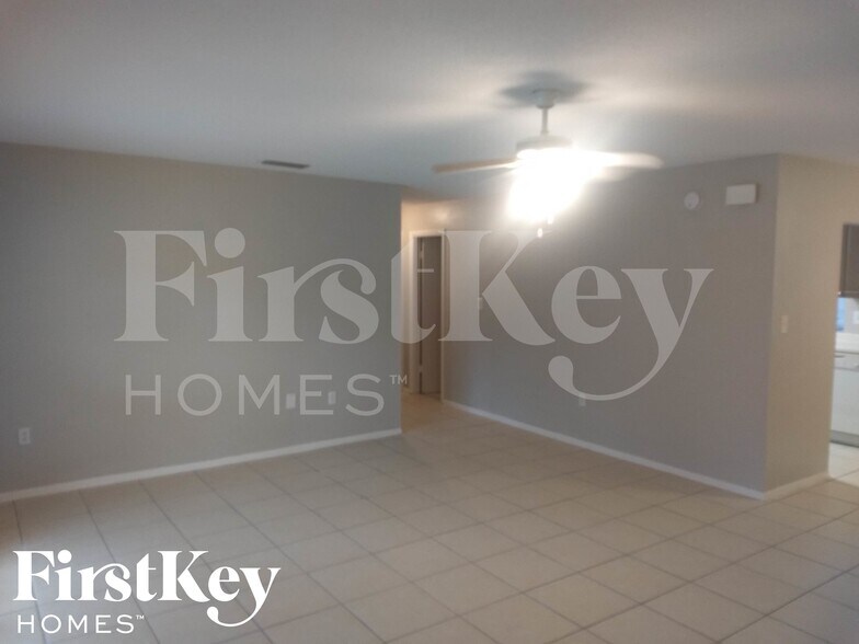 Building Photo - 3109 22nd Ave W