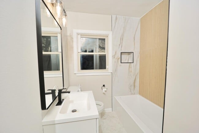 Building Photo - 1981 Brannen Rd SE