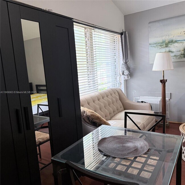 Building Photo - 2633 NE 32nd St