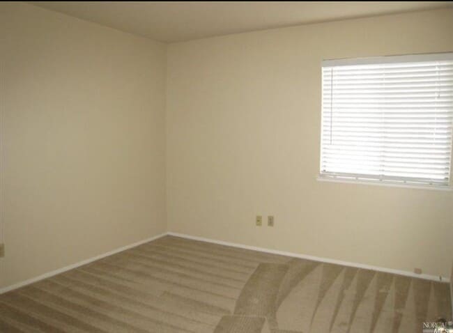 Building Photo - Coming Soon! 2 bed 2 bath Windsor Townhouse!