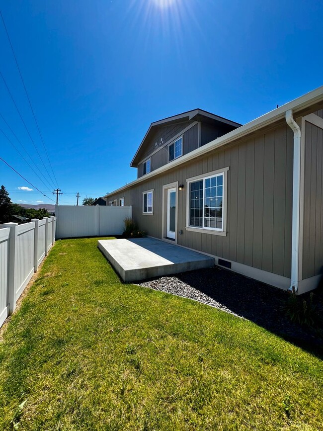 Building Photo - 7433 Saddlebrook Lp