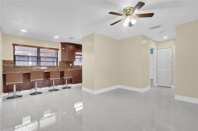 Building Photo - 2560 W 60th St